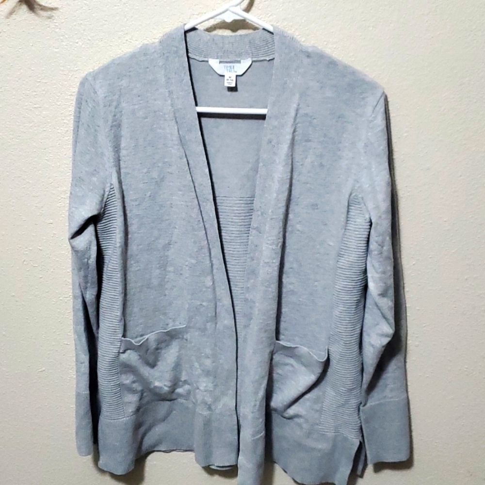Gray ribbed design cardigan.
